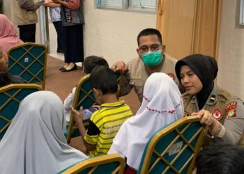 Polwan Polda Metro Dampingi Keluarga dan Korban Kecelakaan di SD Jakut