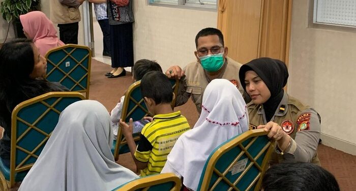 Polwan Polda Metro Dampingi Keluarga dan Korban Kecelakaan di SD Jakut