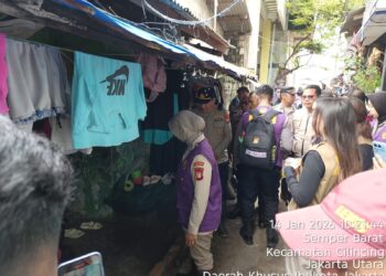 Tim Trauma Healing Polri Bersama Relawan UI Hadir Bersama Warga Pascabanjir di Cilincing