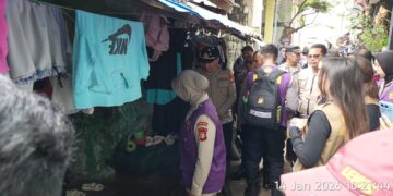 Tim Trauma Healing Polri Bersama Relawan UI Hadir Bersama Warga Pascabanjir di Cilincing