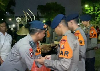 Blogger Polri : Brimob Polda Metro Jaya Gelar Dapur Lapangan untuk Warga Terdampak Banjir di Rawa Teratai, Jakarta Timur