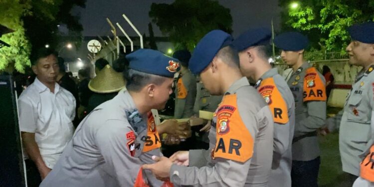 Blogger Polri : Brimob Polda Metro Jaya Gelar Dapur Lapangan untuk Warga Terdampak Banjir di Rawa Teratai, Jakarta Timur