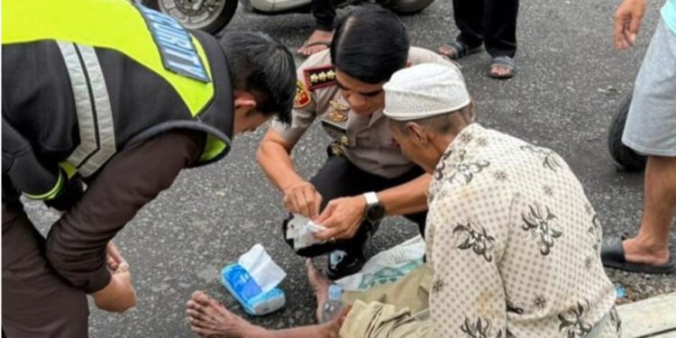 Blogger Polri : Aksi Kapolresta Banyuwangi Menolong Kakek Penjual Nangka Korban Kecelakaan