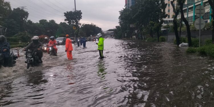Blogger Polri : MCI News : Indonesia News : Sapulidi News : Banjir Rendam Sejumlah Ruas Jalan Jakarta, Brimob–Lantas–Polair PMJ Bergerak Cepat, Polri Siagakan 128.247 Personel Secara Nasional