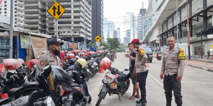 Blogger Polri : Parkir Liar Pungut Tarif Tak Wajar, Warga Lapor 110 Polisi